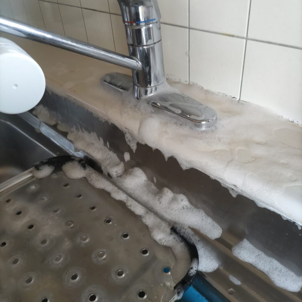 カビ取り剤の泡まみれの写真