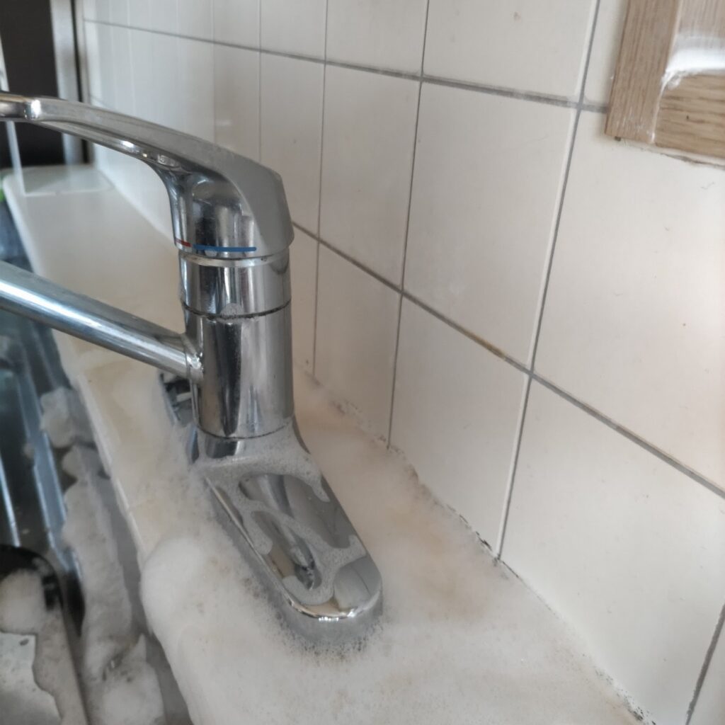 カビ取り剤の泡まみれの写真
