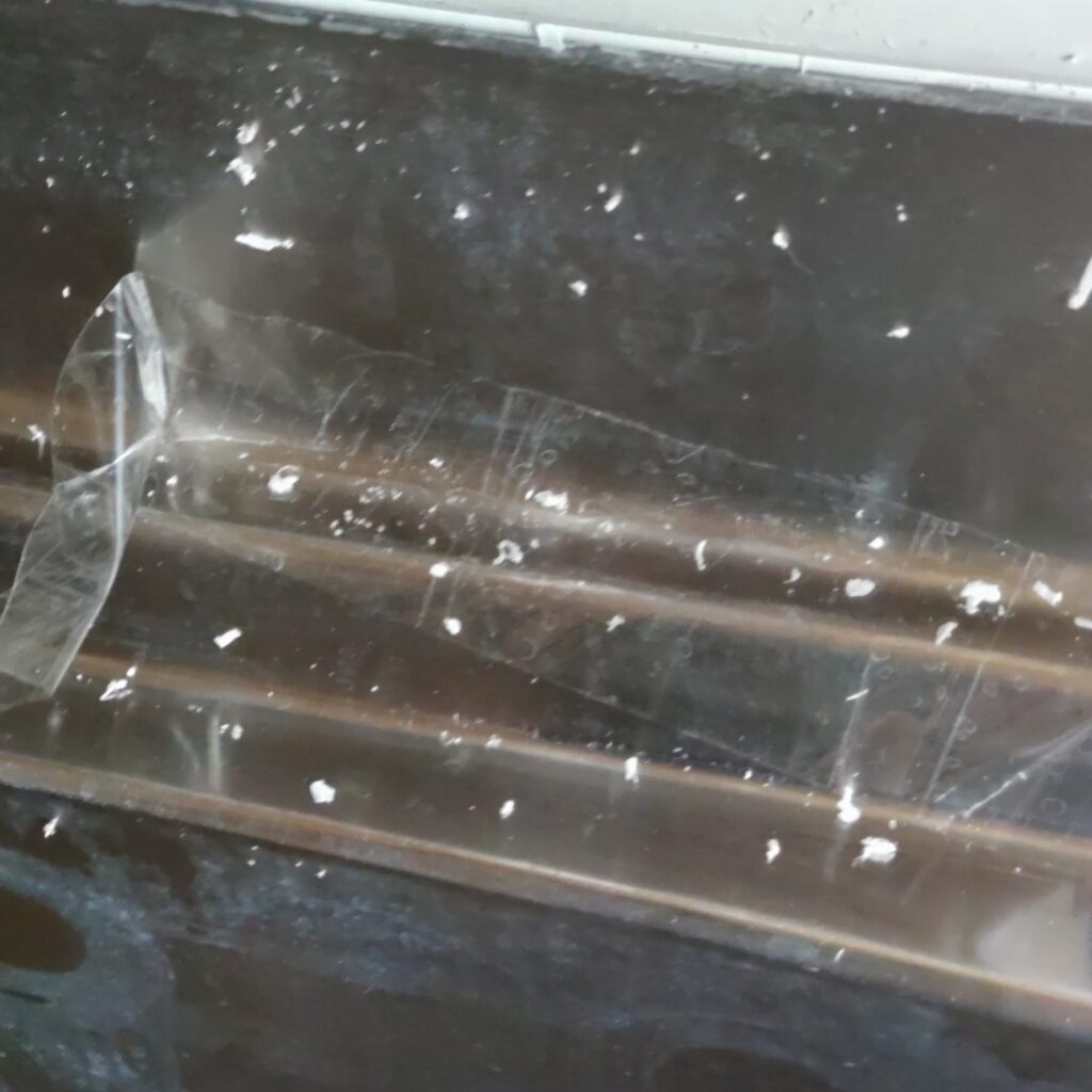 コーキングかすにOPPテープを貼り付けた写真