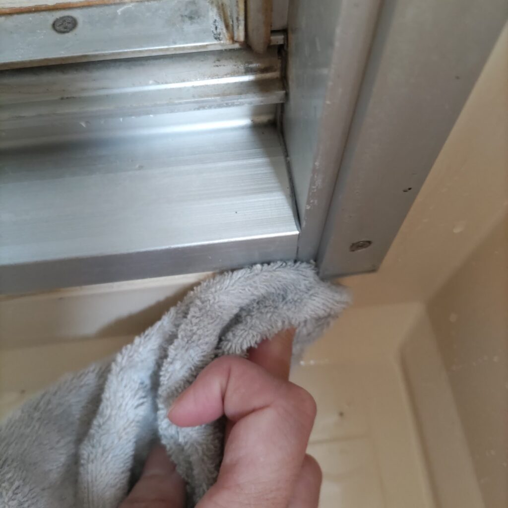 雑巾で角の水分を拭き取っている様子