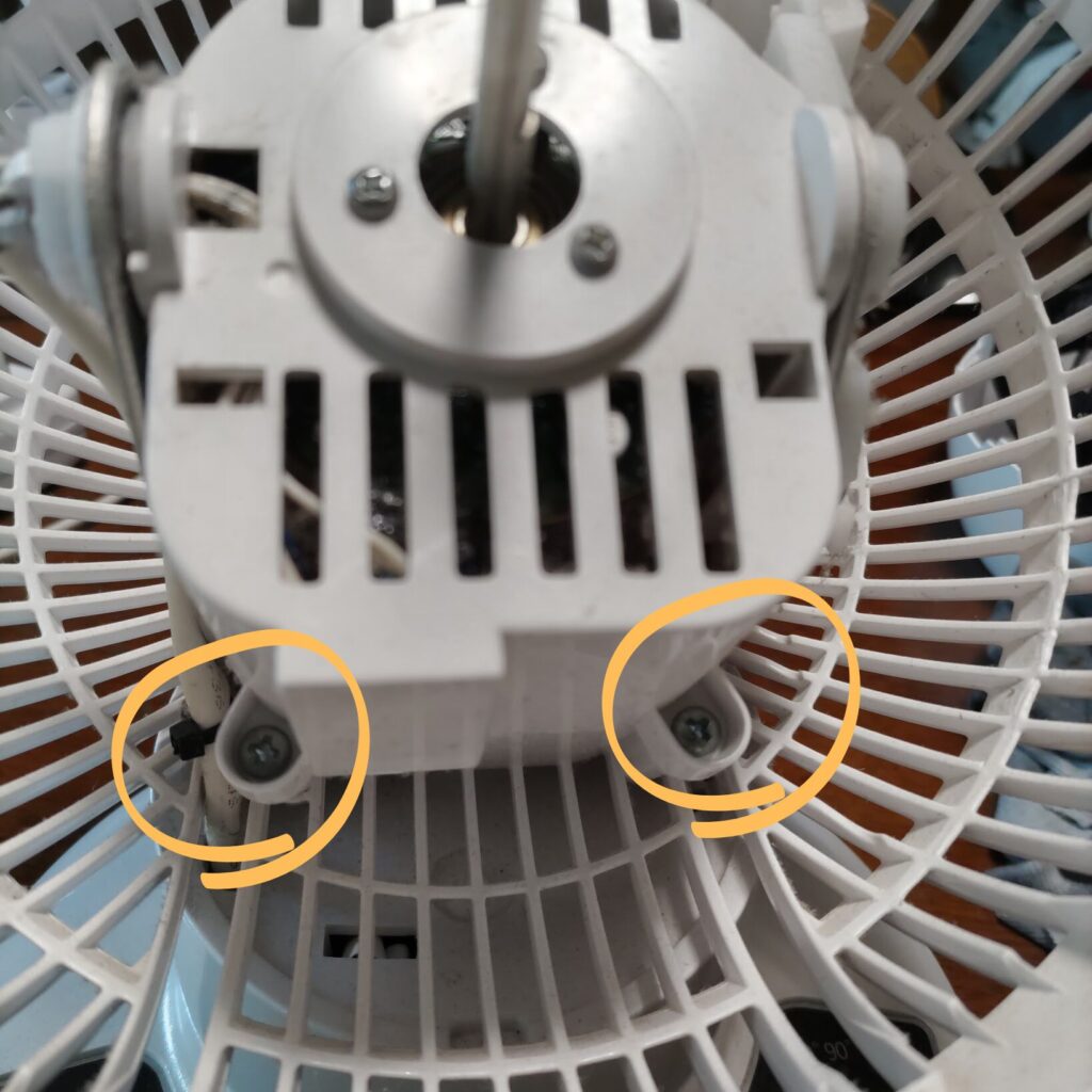 サーキュレーターの背面カバーネジ位置写真
