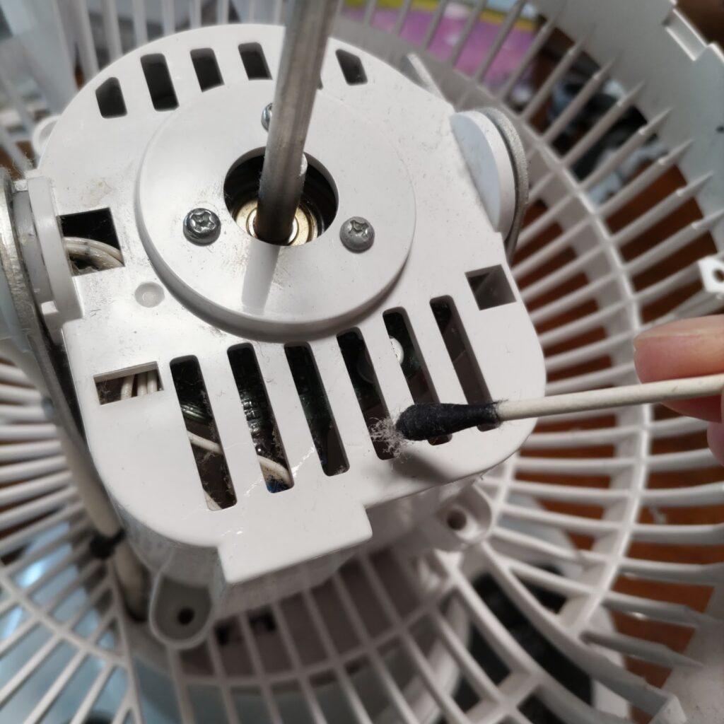 サーキュレータを綿棒で掃除する写真