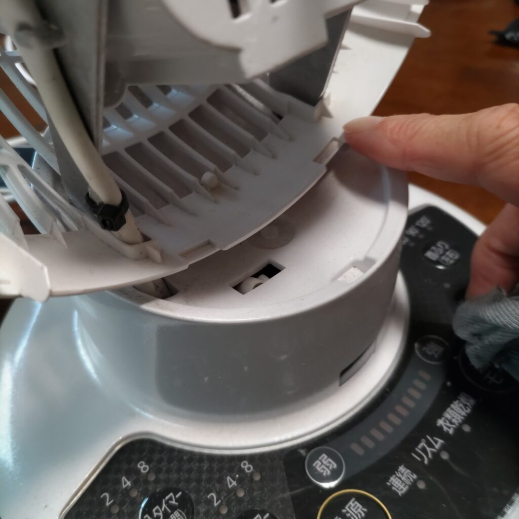 サーキュレーターの台座を掃除する写真