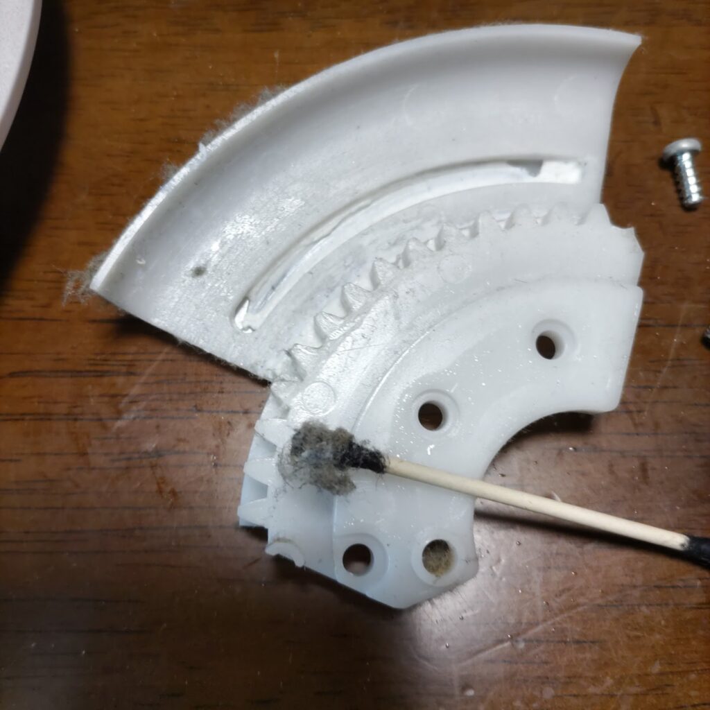 サーキュレータのギアカバーを掃除する写真