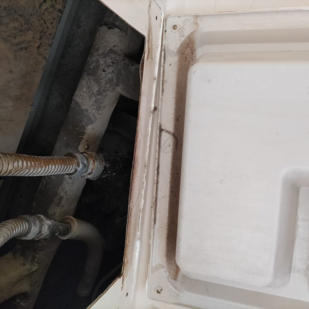 カバー裏に水が溜まっていた写真