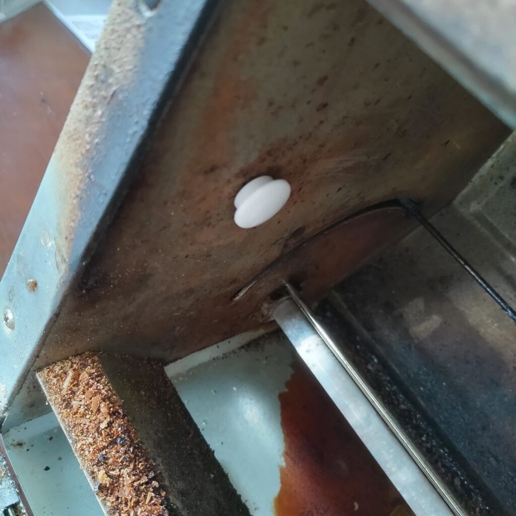 トースター本体に磁石がくっついて鉄製だとわかった時の写真