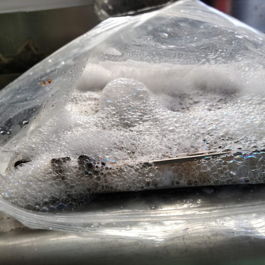 トースターの網を泡洗浄している様子