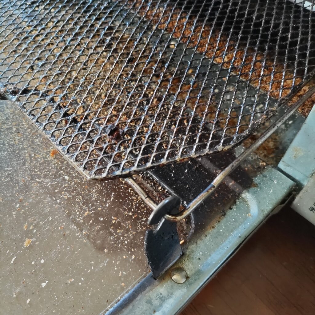 トースターの扉の網フック部分の写真