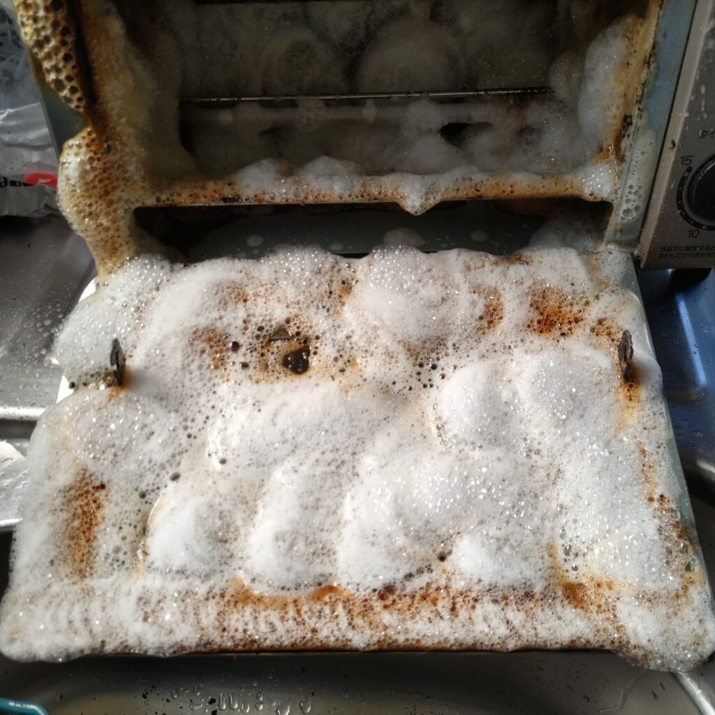 トースター本体を「コゲクレンジング」で泡まみれにした時の写真