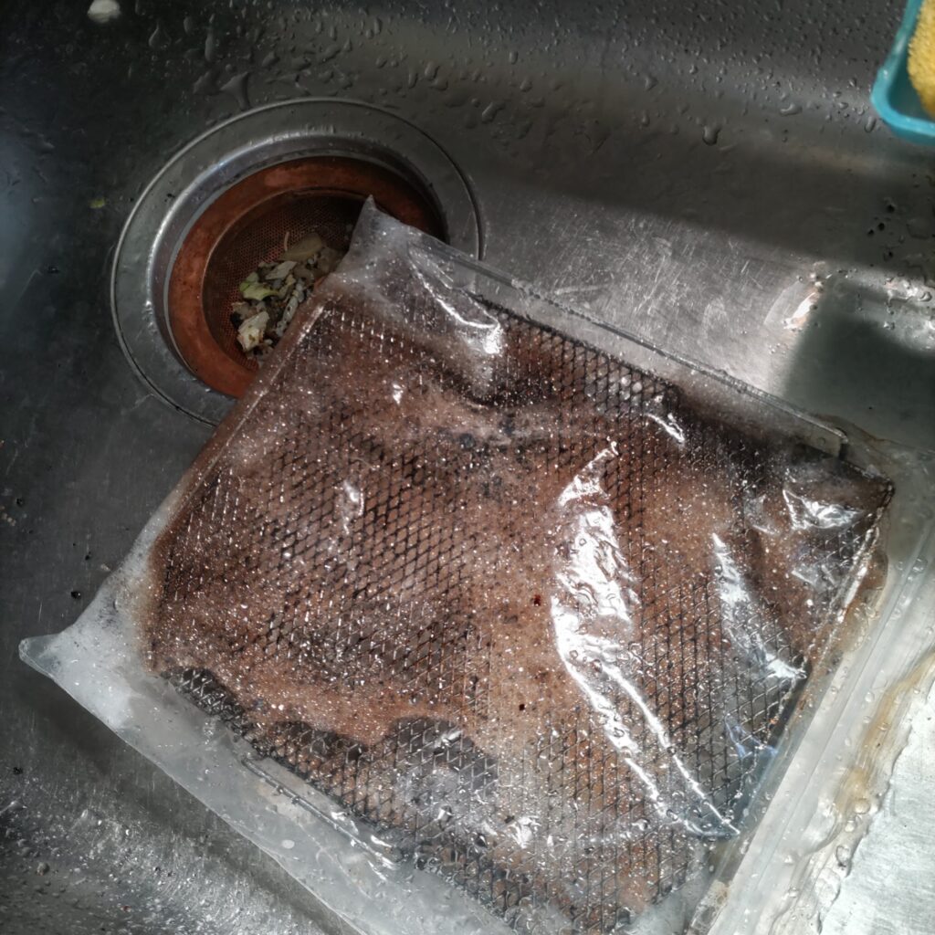 洗剤まみれにして30分放置した後のフリーザーバックの写真