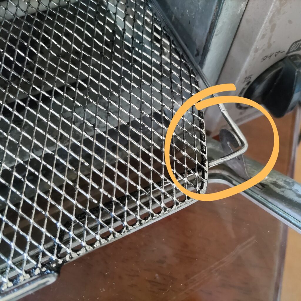 トースターの網とフックを引っ掛けている写真