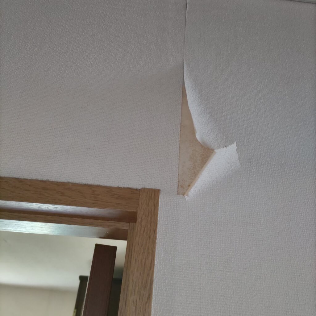 壁紙がめくれている様子