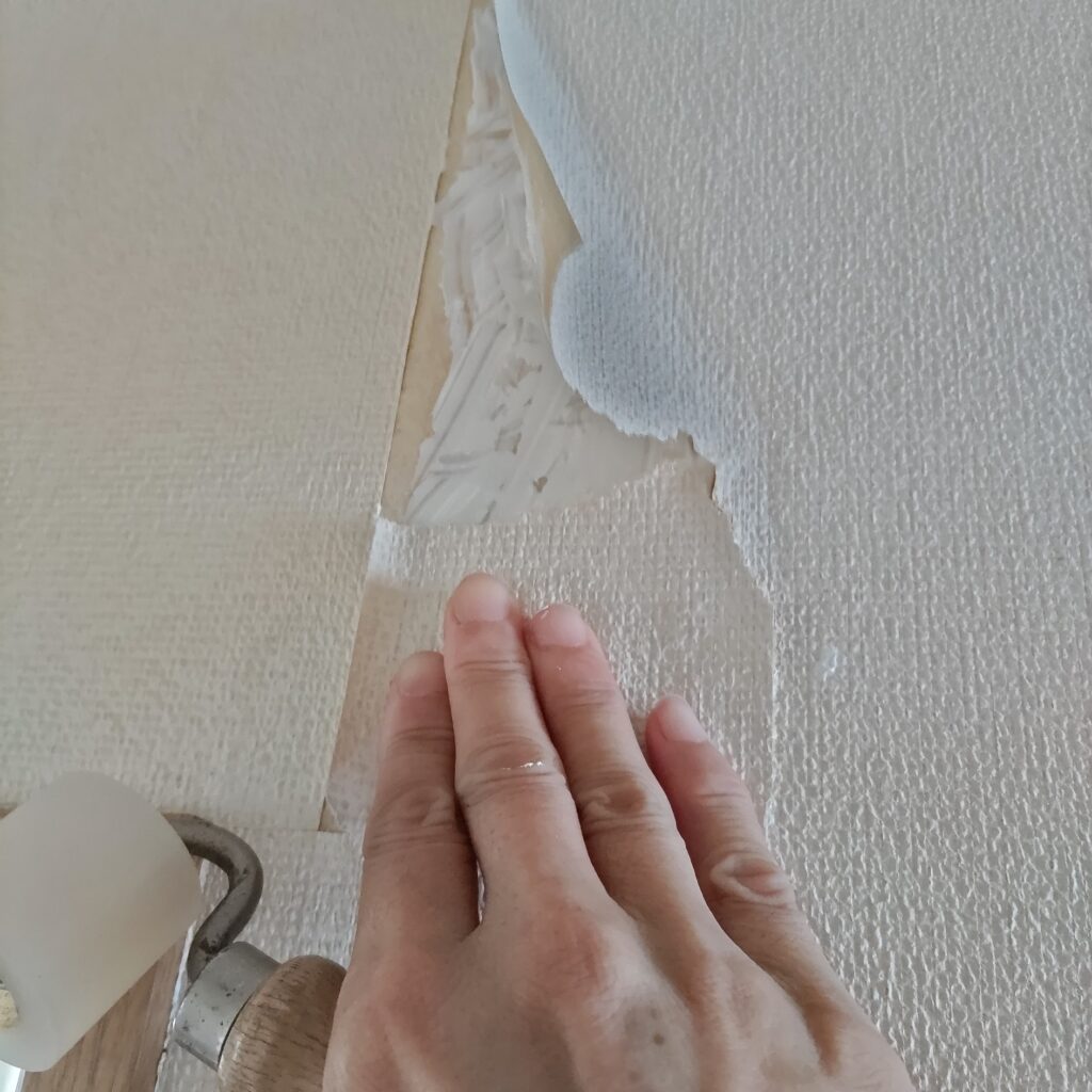 壁紙を補修している様子