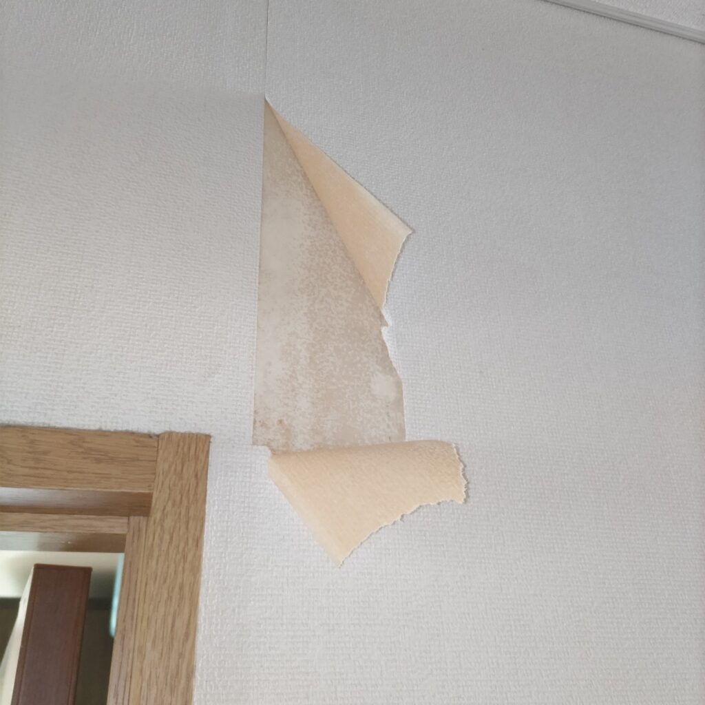壁紙が捲れている写真