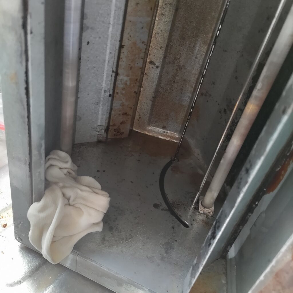 トースター内部を雑巾で拭きあげている写真