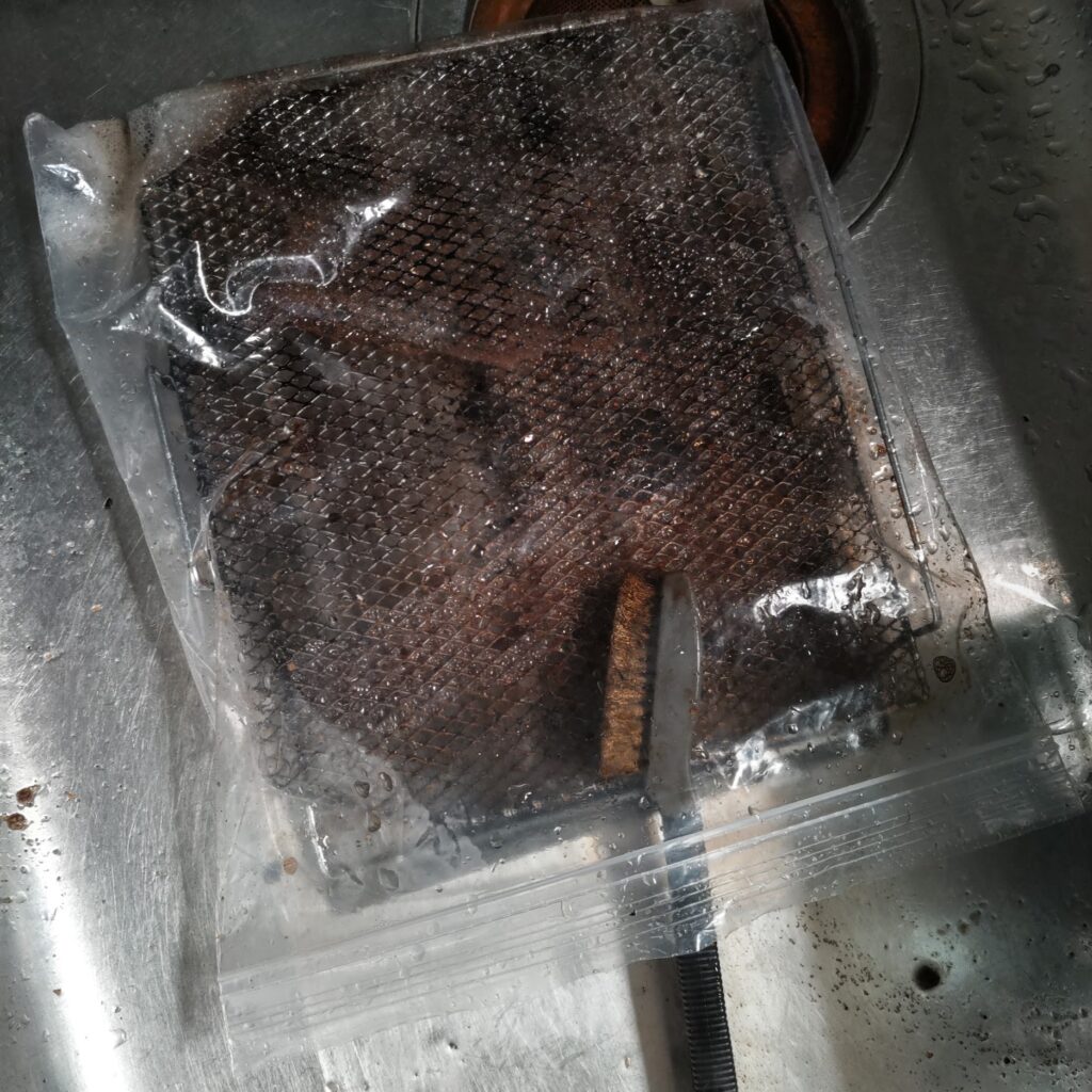 再び袋内で金属ブラシでこする様子