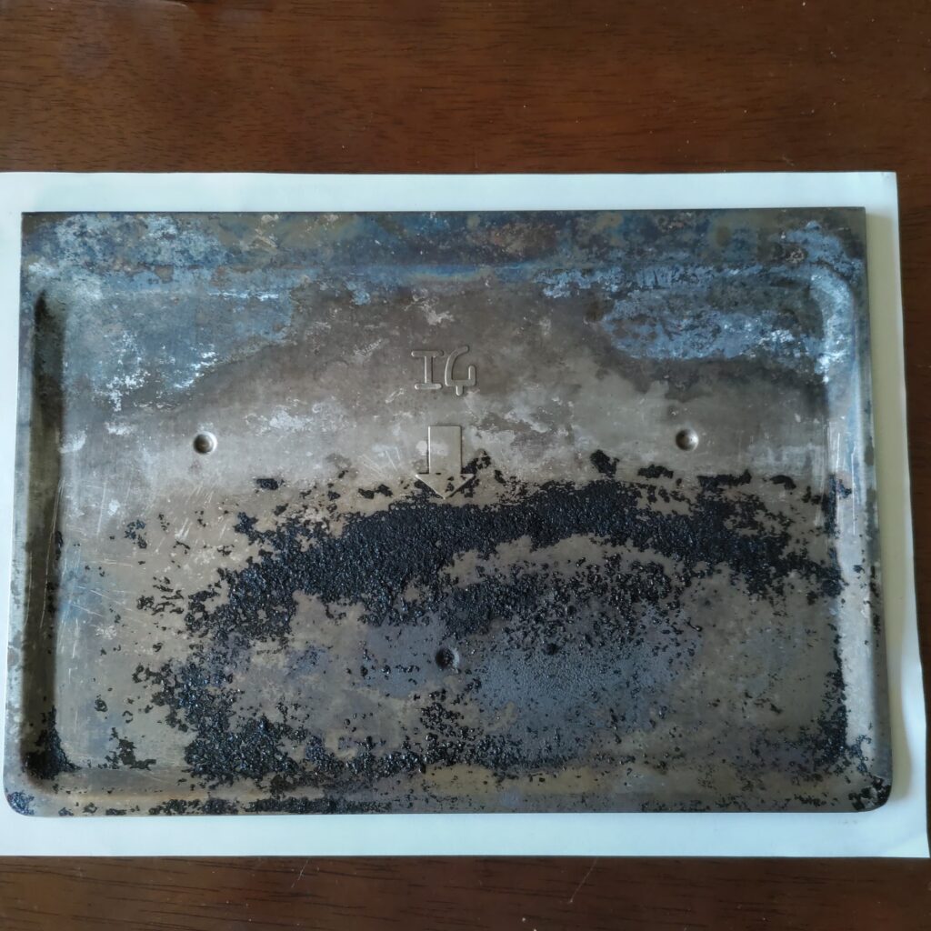掃除後のパンくず受け皿の写真