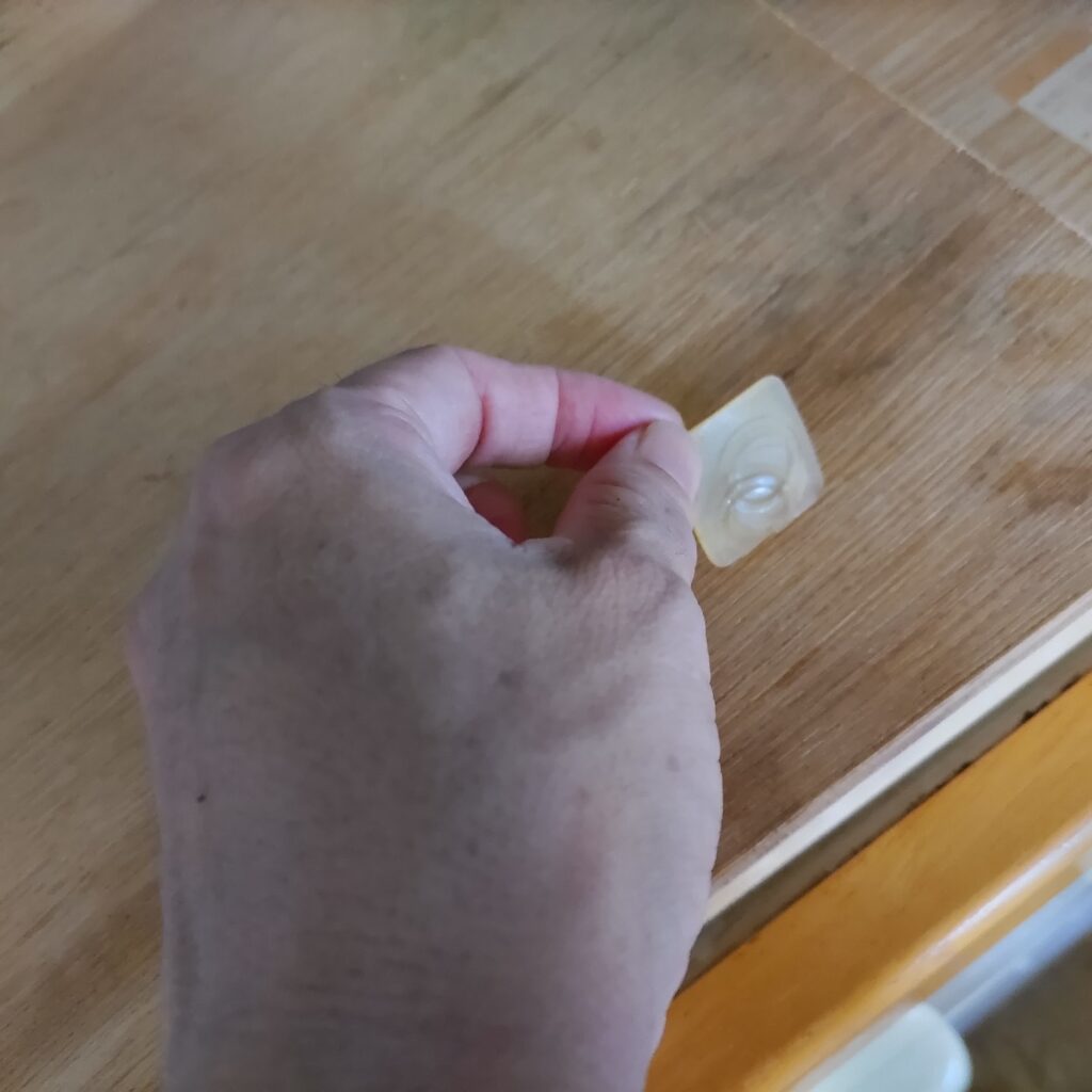 トースター下の敷いたジェルクッションを剥がす写真