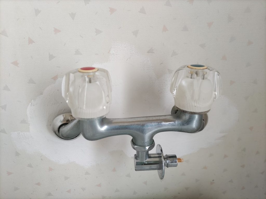 水道周りをペンキ塗りした写真