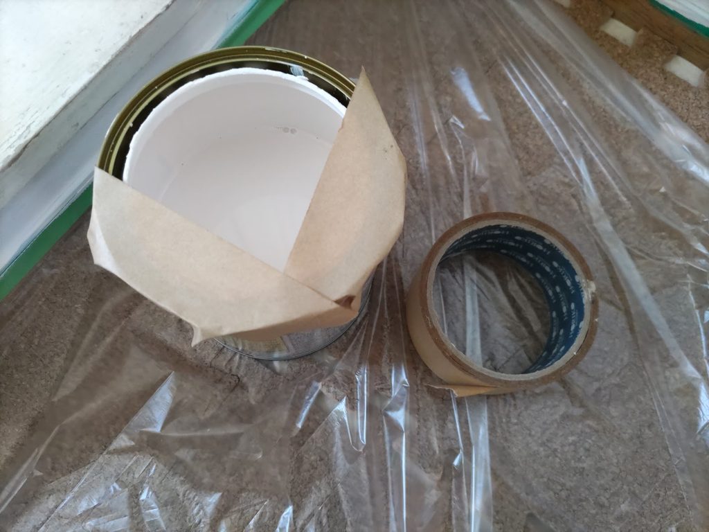 ペンキ缶にガムテープを貼った写真