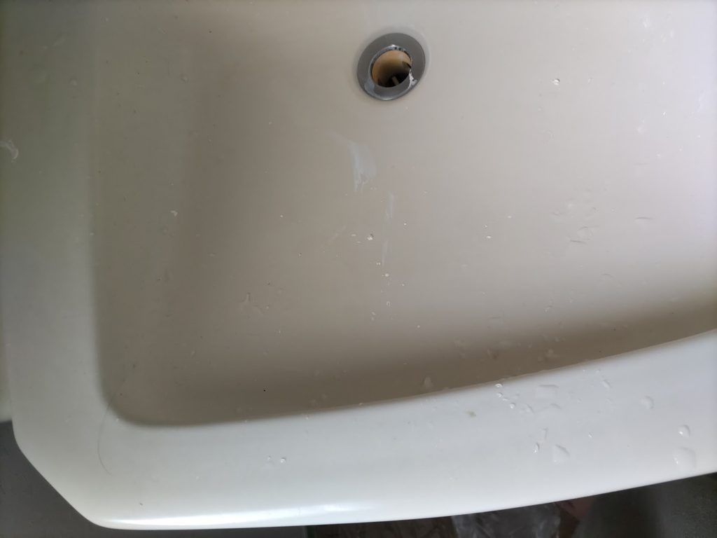 洗面台にペンキが飛び散った時の写真