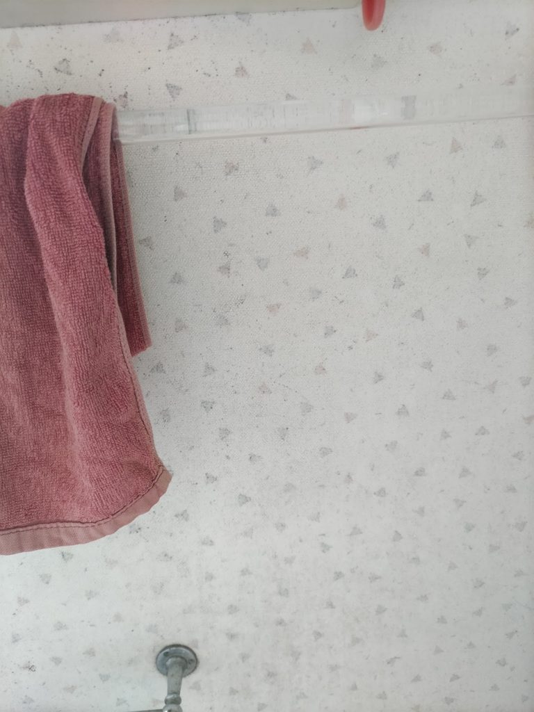 ペンキを塗る前のタオル掛けの写真